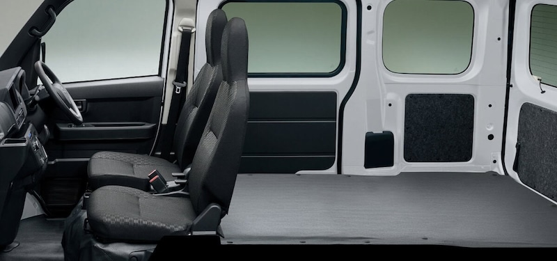 荷物が傷つきにくく出し入れのしやすいフラットな空間を実現(写真は2シーター)