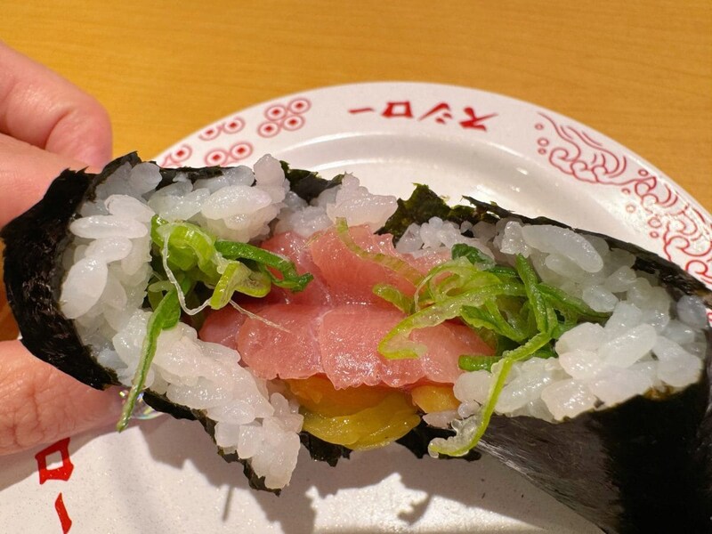 口の中でとろけるような中とろの甘みと、たくあんの塩味やポリポリとした歯ごたえが抜群にマッチ