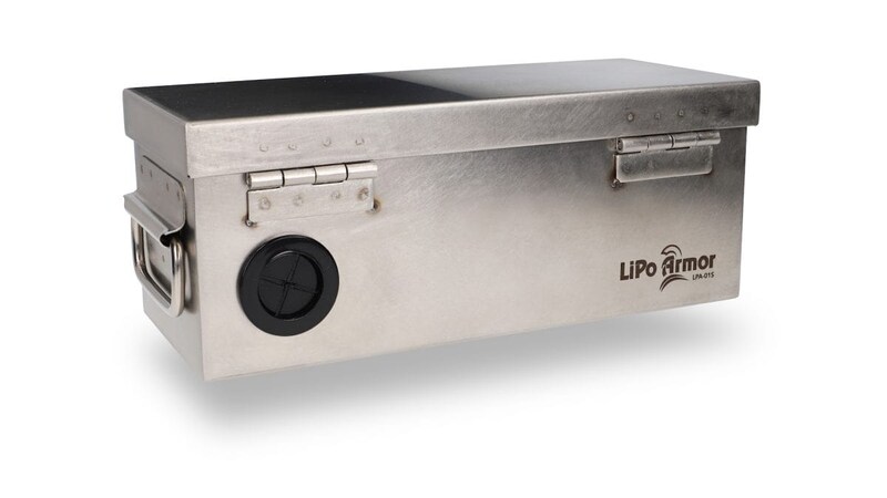 本体背面にはグロメット（ケーブルホール）を設置