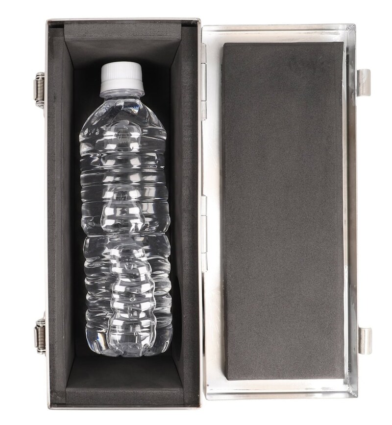 内側は幅228×高さ80×奥行77（mm）で、500mペットボトルを入れても少し余裕のあるサイズ感