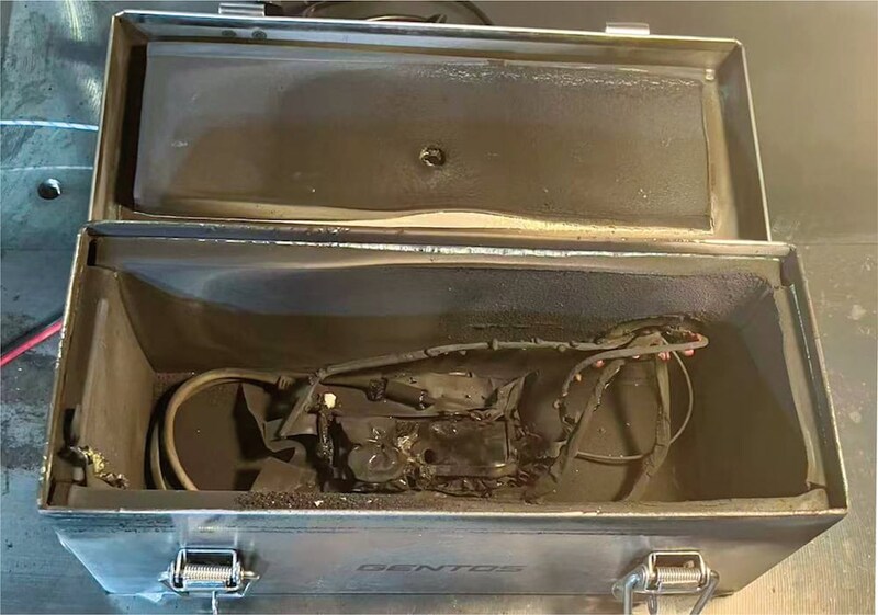 実験後のケース内の状況、内側は内装に使用した難燃性EVAフォームが半分ほど溶けるも外側や背面のグロメットにも大きな変化はない