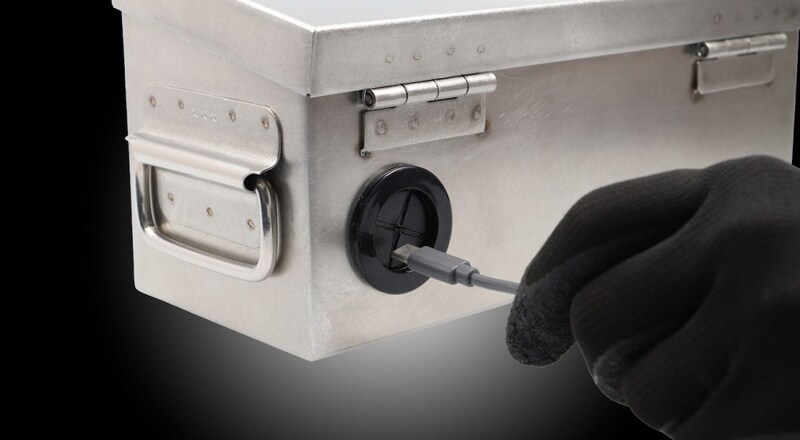 ケースに入れたまま充電をすることが可能なグロメット（ケーブルホール）