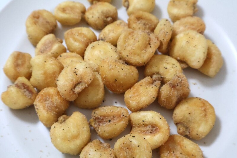 ハーブソルトにコショウをまぶしている