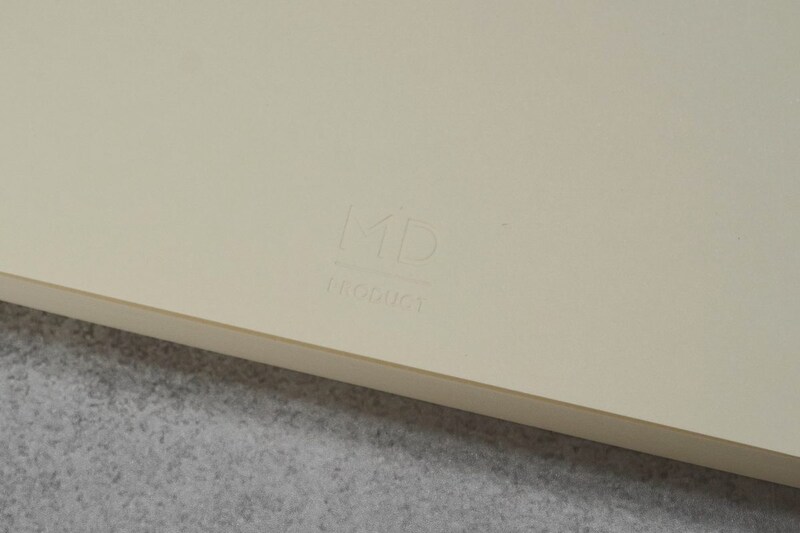 MDノート[A5]の下に箔押しされているブランド名