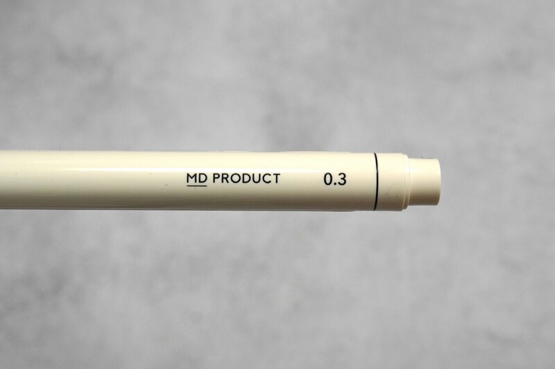 MDドローイングペンの太さは軸の横に印字されていてわかりやすい