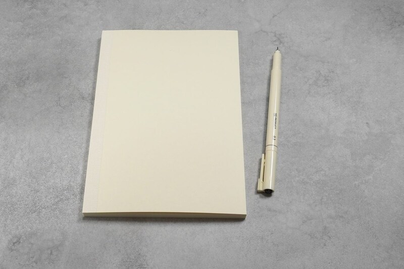 「MDノート[A5]」と「MDドローイングペン」はデザインが統一されている