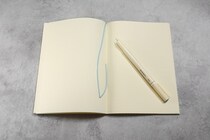 【アナログ回帰の最適解】あのミドリから新ブランド誕生！1210円の傑作「MDノート」の書き心地が反則すぎた