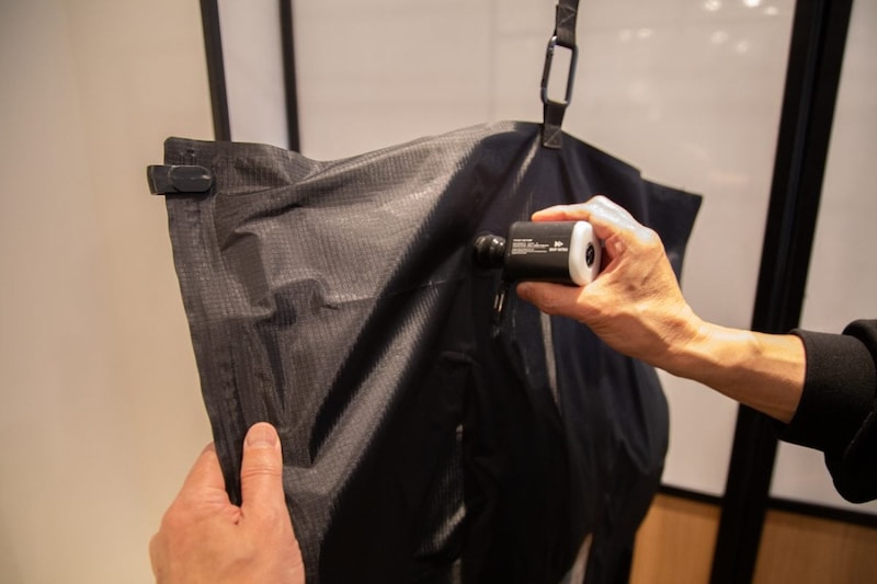 「HANG PACK」は一般的な圧縮袋同様、空気を抜いて圧縮保管しますが、この圧縮には専用ポンプのほか、掃除機を使用することも可能です