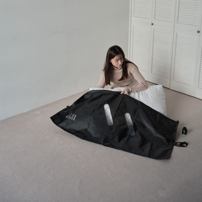 「HANG PACK」のサイドが大きく開くので、収納品をスムーズにセット