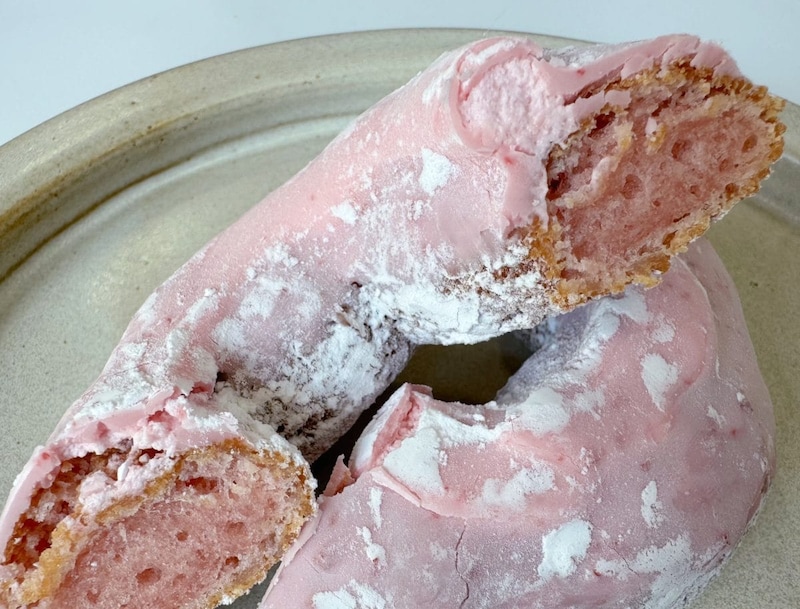 【まるで洋風いちご大福!?】ミスドの春限定「桜もちっとドーナツ」が最高!全4種食べ比べレビュー