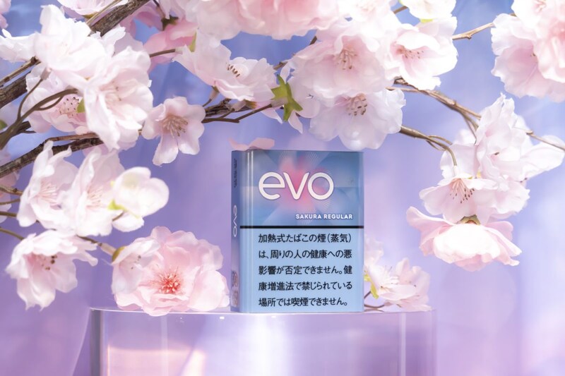 「エボ・サクラ・レギュラー」を始め、エボシリーズは全てのPloomデバイスで使用可能。たばこスティック20本入り。4月6日より全国のコンビニエンスストア及び一部たばこ販売店等にて発売。価格は580円(税込)