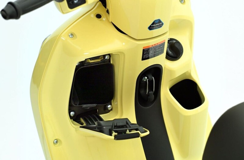 フタ付きのポケット(内側にUSB Type-A端子対応充電ソケットを装備)