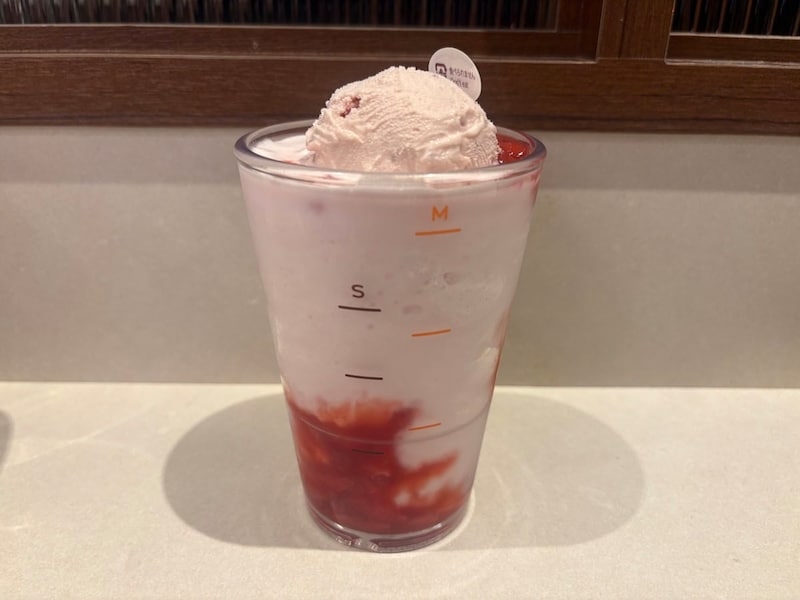 果⾁感たっぷりのいちごソースとミルクが溶け合うスムージー