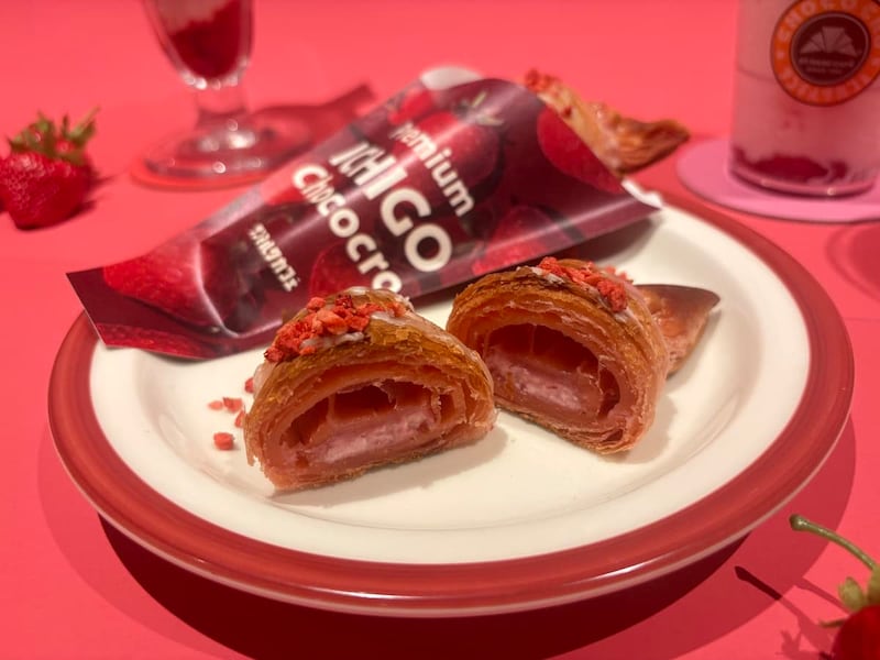 いちご顆粒⼊りチョコレートと、酸味と⽢みのバランスを極めた特製いちごクリームがたっぷり