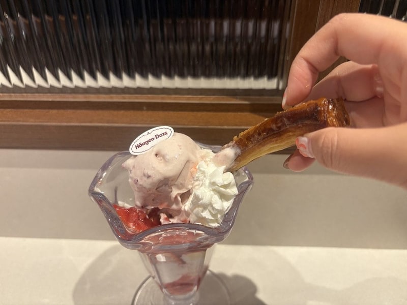 店内で焼き上げているオリジナルシュガーパイ、そのサクサク食感がたまらない！