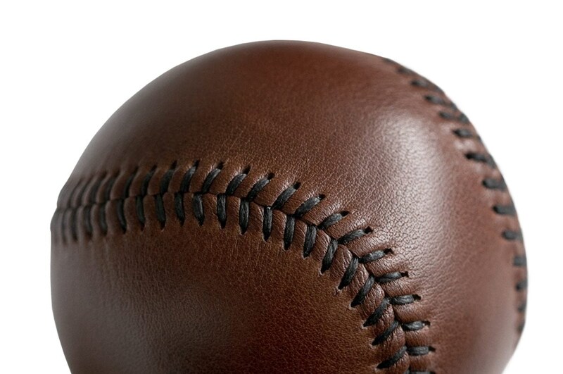 【WBCロスな大人へ】熱闘の余韻を飾る一生モノ!名門ガンゾ「革の野球ボール」が美しすぎる