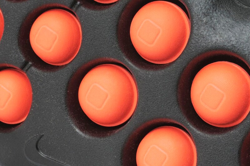 大小異なるラバーポッドが足裏に22個並んでいる