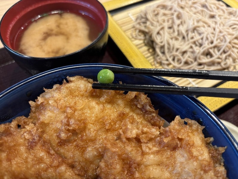たれづけ天ぷらの濃い色合いと響き合うような「北海道産グリーンピース」