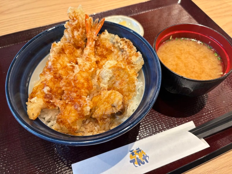 【1000円台で国産食材てんこ盛り】てんやの春限定「北海道天丼」が豪華すぎ!コスパ最強の2杯をグルメライターが実食レポ