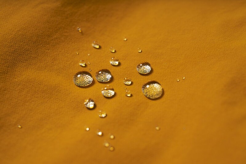 透湿性とはっ水性のバランスがよい生地