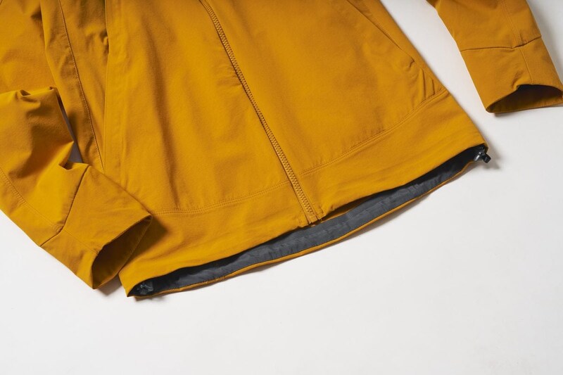 後ろ中心へ向かってラウンドした裾形状で、屈んだ姿勢でも防風性のあるサイクルカットを採用