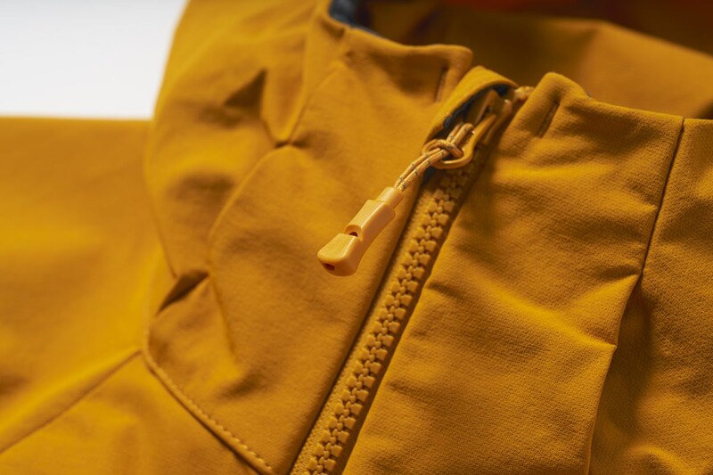 ホイッスルの役割も持つ掴みやすいフロントジップ