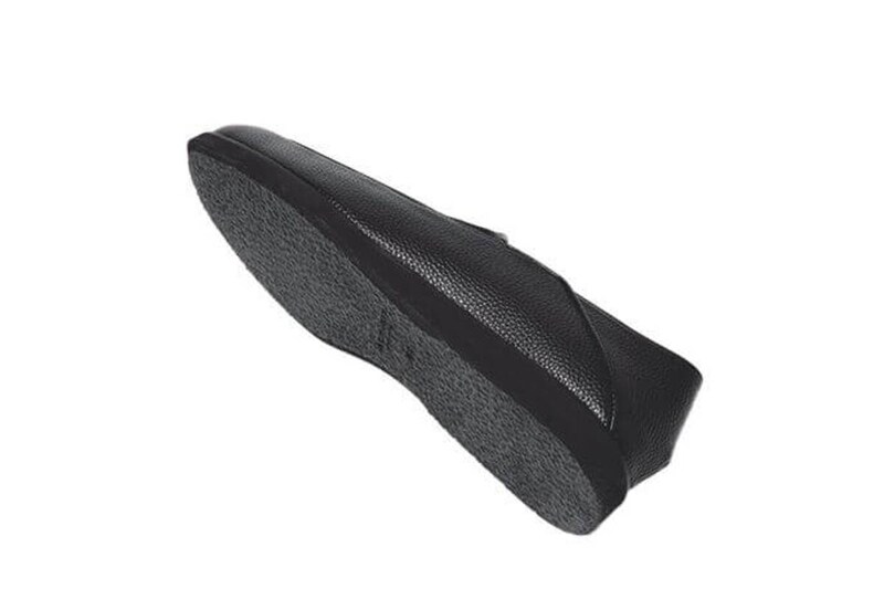 ソールには軽量な合成素材を採用