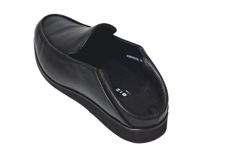 かかと部分を潰せばスリッパとして使用でき、シーンに応じて使い分けられる