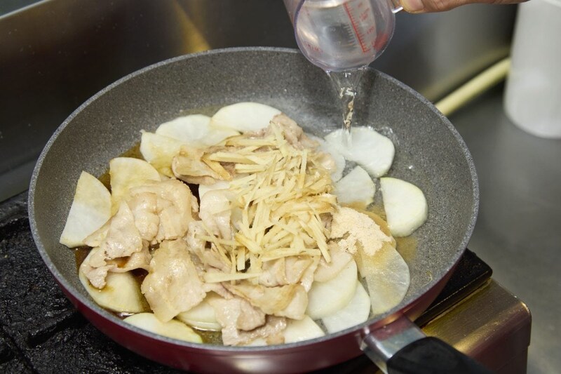 豚バラ大根二十面相の作り方。大根を炒めたら豚バラと 残りの材料を入れて煮込む
