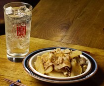 【15分で激ウマつまみ】旨みのミルフィーユがたまらん…！「焼酎ハイボール」が無限に飲める“豚バラ大根二十面相”がマジサイコー