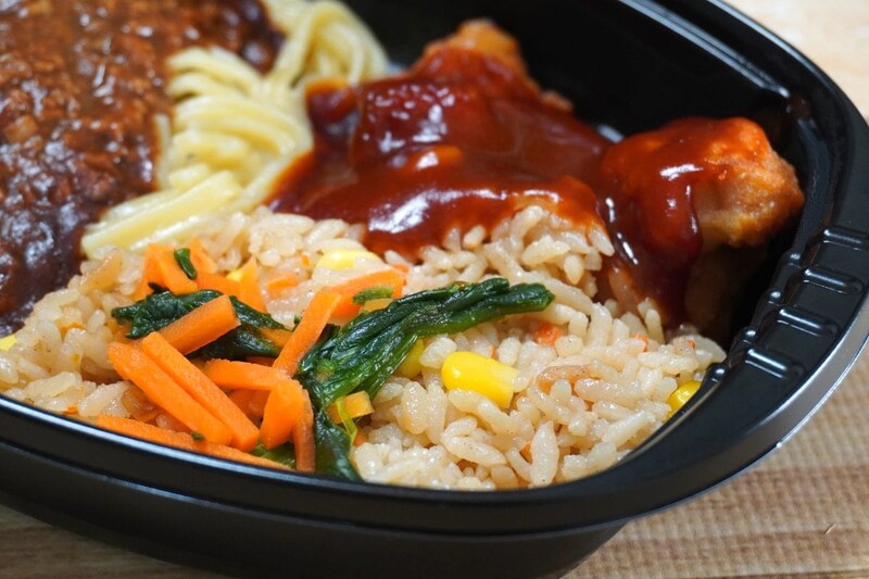 「ガッツリ飯×ガッツリ飯 ジャージャー麺&にんにく焼きめし風とヤンニョムチキン」のにんにく焼きめし