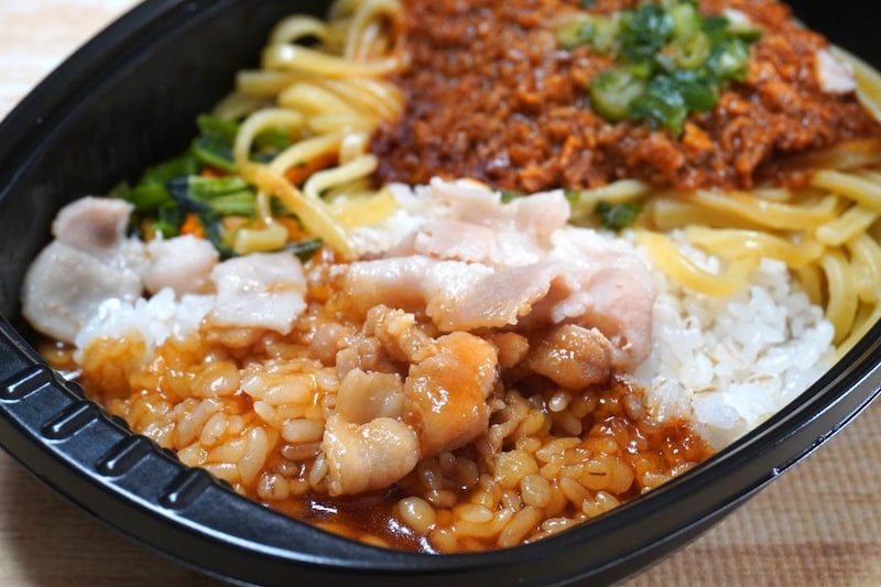 「ガッツリ飯×ガッツリ飯 台湾まぜそば&甘辛豚バラ丼と野菜ナムル」ブタバラ丼