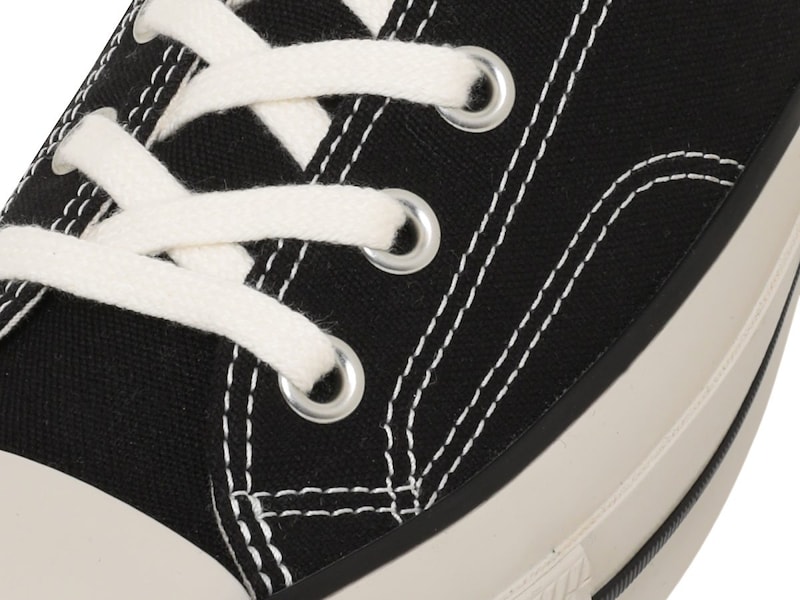 肉厚でふっくらした風合いのコットンシューレース。光沢の強いハトメ