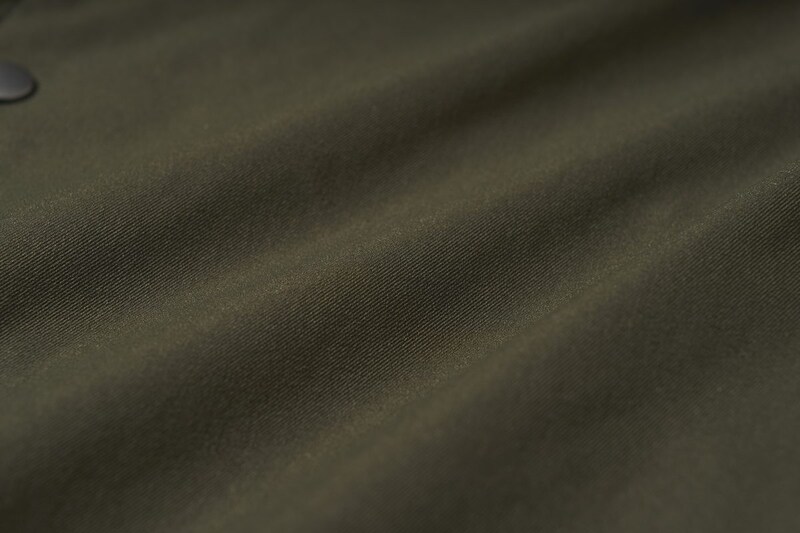 一般的なツイル（綾織り）生地よりも耐久性が高く、防風性やシワになりにくいのが特徴