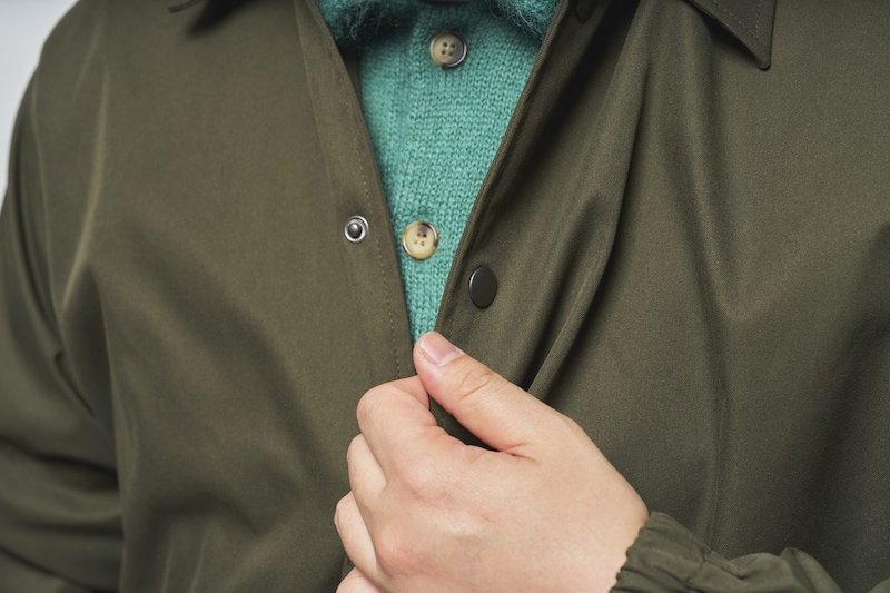 フロントはスナップボタンのため、開閉しやすい