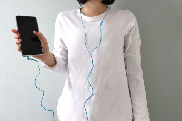 従来の有線イヤホンは線がびろーんとなっていた