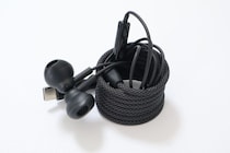 【有線派の救世主!?】ドンキの「勝手にまとまる」イヤホンは買いか？ 試してわかった“線びろーん”を解消させるリアルな実力