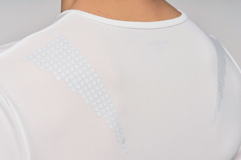 遠赤外線放射機能を持つ複数の天然温泉鉱石とオーガニックの炭を複合させた「スパ オール®」を、両肩と背中の3カ所にプリント