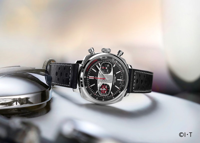 ブライトリング「トップタイム B01 レーシング 仮面ライダー リミテッド」￥1,255,100／自動巻／38㎜径／パワーリザーブ約70時間／10気圧防水／世界限定155本