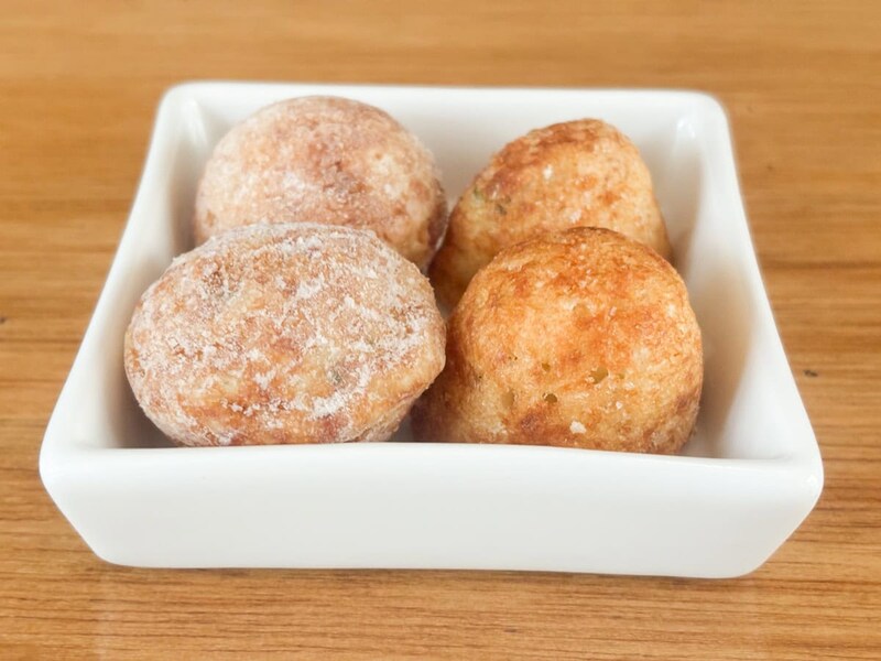 横から見るとロピアのたこ焼きの方がこんもりとしています