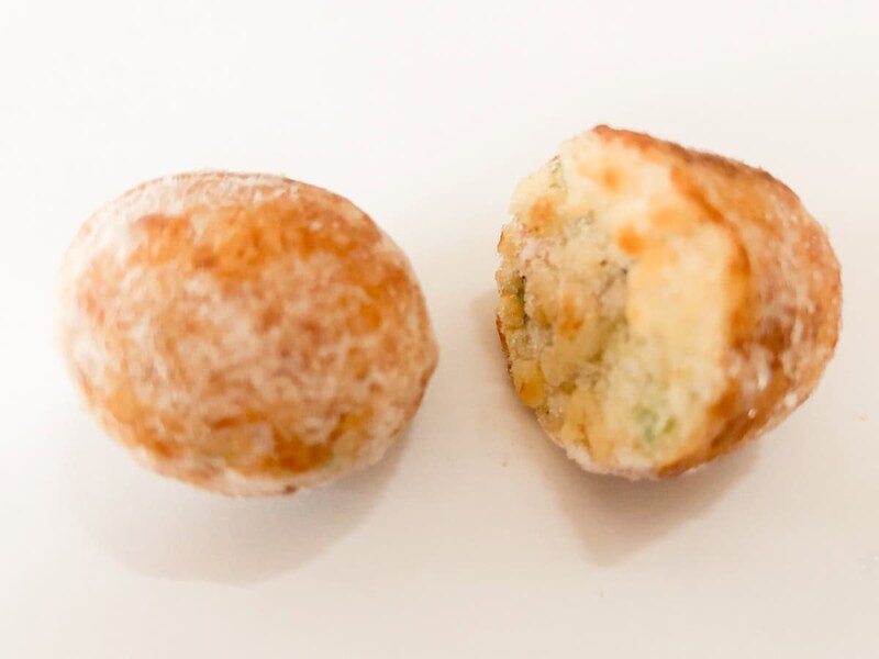 業務スーパーのたこ焼きはたこ焼き機で焼いたときのような丸型タイプ、ロピアのたこ焼きは下面がフラットになっている山型タイプ