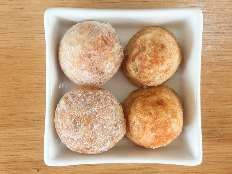 皿に入れるとよくわかるのですが、上から見れば業務スーパーのたこ焼きの方がひとまわり大きいことに気づきます