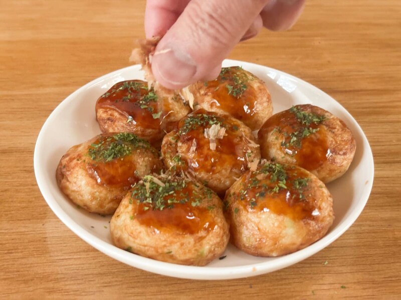 業務スーパーたこ焼きの調理方法はいたって簡単。耐熱皿に凍ったままのたこ焼きを並べ、ラップをかけずにレンチンするだけ！