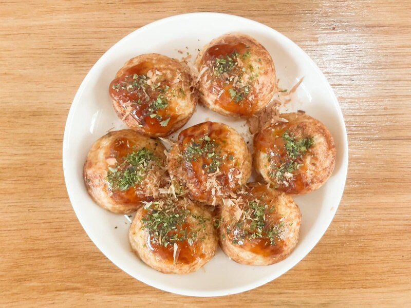 業務スーパーのたこ焼きは完成すると生地が柔らかいのが伝わるくらい、ちょっと平たくつぶれます