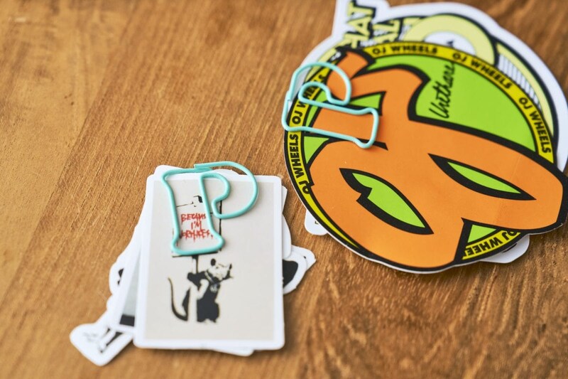 クリップを使って同じ大きさのステッカーをまとめてみたり