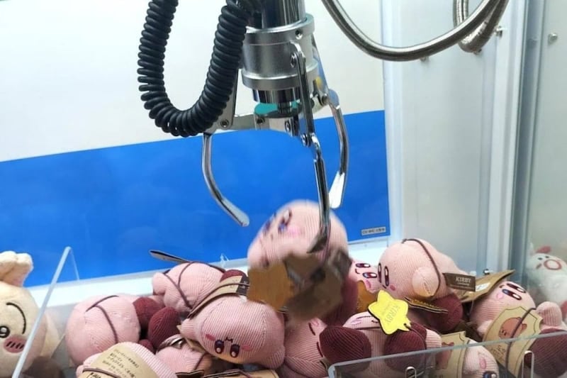 第2位　【なぜ急増？】ローソンとファミマの「クレーンゲーム」はゲーセンより簡単？“1000円”でガチ検証してみた