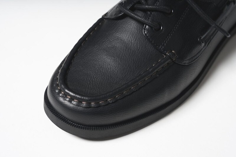 アッパーにはシボも見えて大人っぽい表情