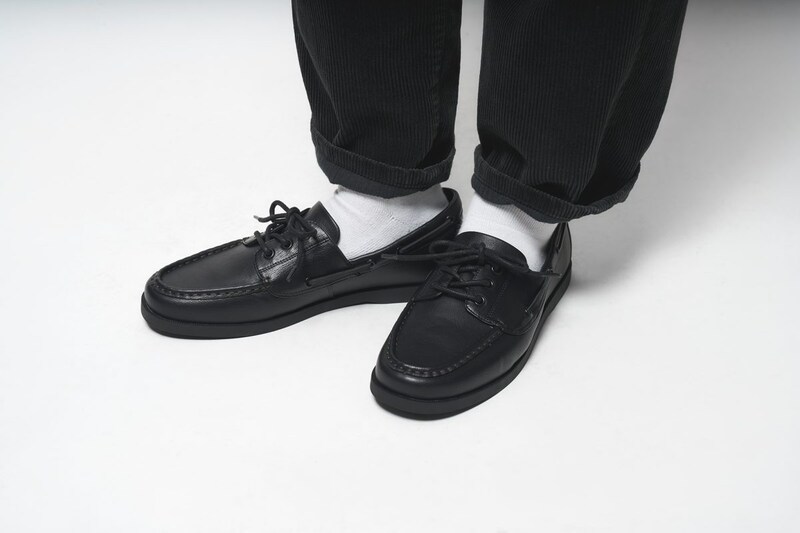 春先は白のソックスと合わせると、ヌケを作りつつ大人っぽい足元が作れる