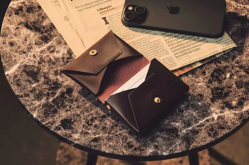 第2位　【6000円台で買える日本の傑作】本革でこの価格は衝撃！「国産名門タンナーのヌメ革を使用」レヴェルのミニ財布が凄すぎる