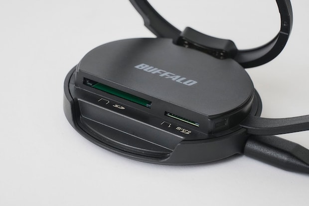 SDカードとmicroSDカードのスロットを搭載し、かつ同時認識も可能なカードリーダー